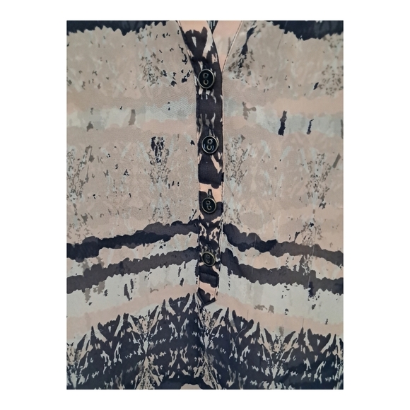 a.n.a Women's blouse Long Sleeves V Neck Size XL Blue and Pink. - Picture 4 of 8